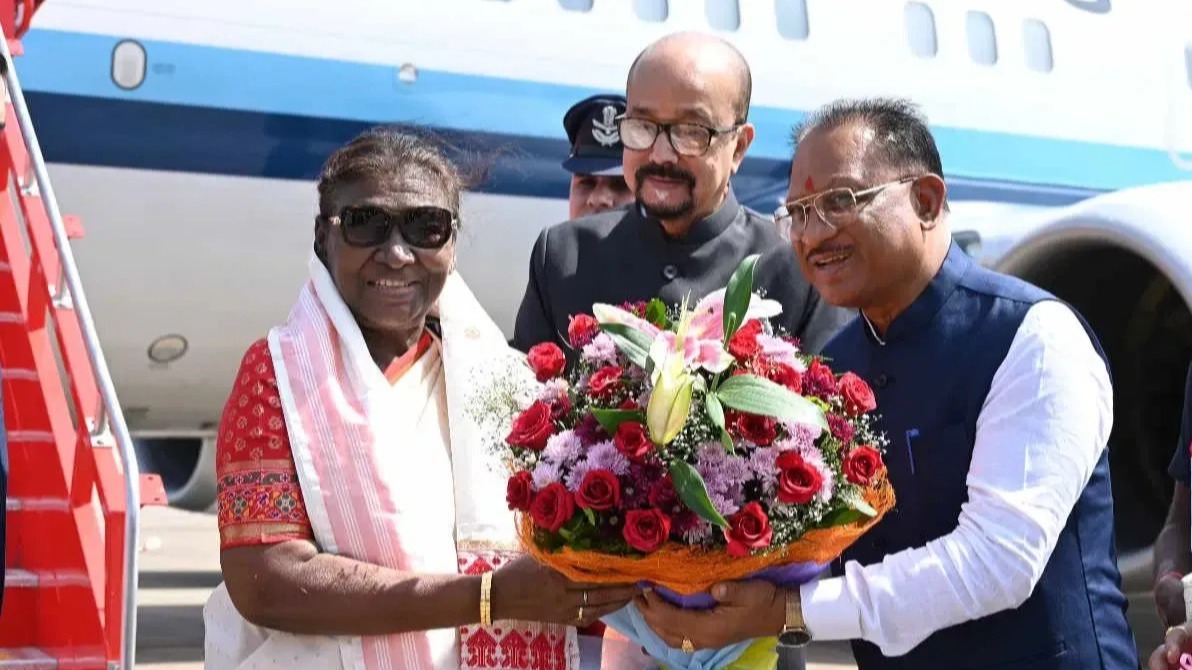 राष्ट्रपति द्रौपदी मुर्मू,  गया,  पिंडदान,  विष्णुपद मंदिर,  बिहार,  आरिफ मोहम्मद खान,  धार्मिक अनुष्ठान,  फल्गु नदी,  मोक्ष की भूमि,  ऐतिहासिक दौरा