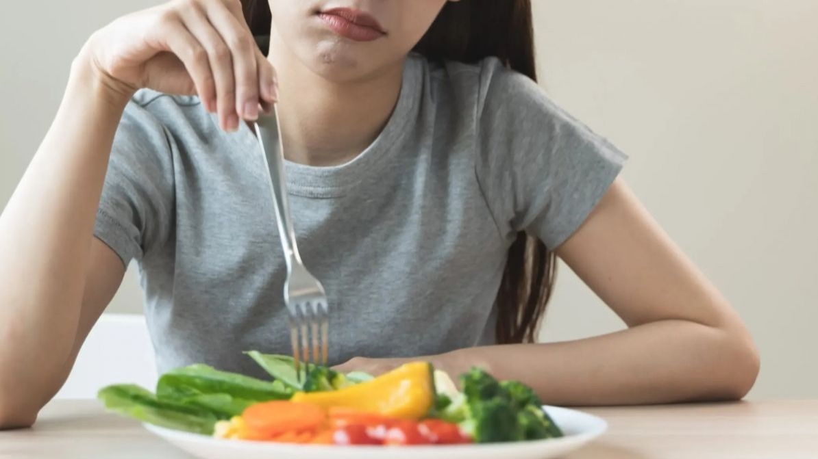 माइंडफुल ईटिंग,  अच्छी आदतें,  स्वस्थ जीवन,  पाचन,  वजन नियंत्रण,  तनाव कम करना,  भोजन का स्वाद,  पोषक तत्व,  ओवरईटिंग