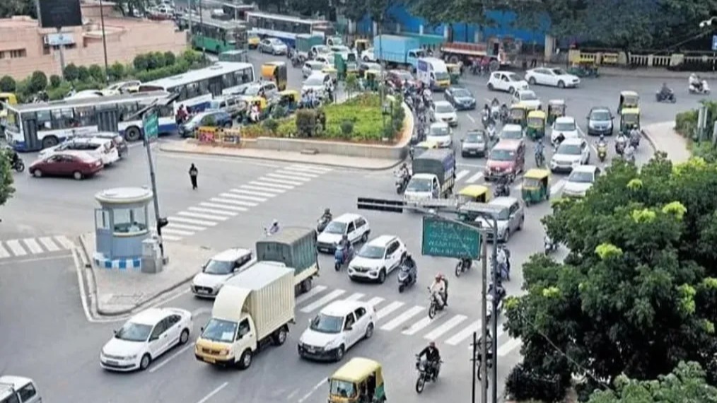 आर्टिफिशियल इंटेलिजेंस AI ट्रैफिक सिग्नल,  उदयपुर ट्रायल शुरू,  एंबुलेंस सायरन पहचान,  दमकल प्राथमिकता,  यातायात प्रवाह सुव्यवस्थित,  स्मार्ट तकनीक,  इंटेलिजेंट ट्रैफिक सिस्टम,  रियल टाइम वाहन गिनती,  जीवन रक्षक सेवाएं,  राजस्थान में पहली बार