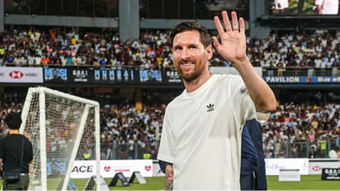 लियोनेल मेसी दिल्ली आगमन,  मेसी फ्लाइट देरी,  दिल्ली मौसम कोहरा,  Messi India visit,  फुटबॉल समाचार हिंदी,  मेसी भारत दौरा,  हवाई उड़ान बाधित,  दिल्ली एयरपोर्ट खबर,  अंतरराष्ट्रीय फुटबॉल स्टार,  खेल समाचार भारत